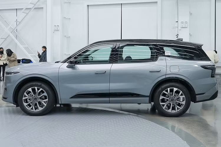 Điểm nhấn tiếp theo trong thiết kế của mẫu SUV hạng trung này nằm ở đường chân kính độc đáo, các cột và nẹp trang trí trên cửa màu đen bóng, tay nắm cửa nằm chìm vào thân xe...cũng như logo chữ "L" dưới cột C.