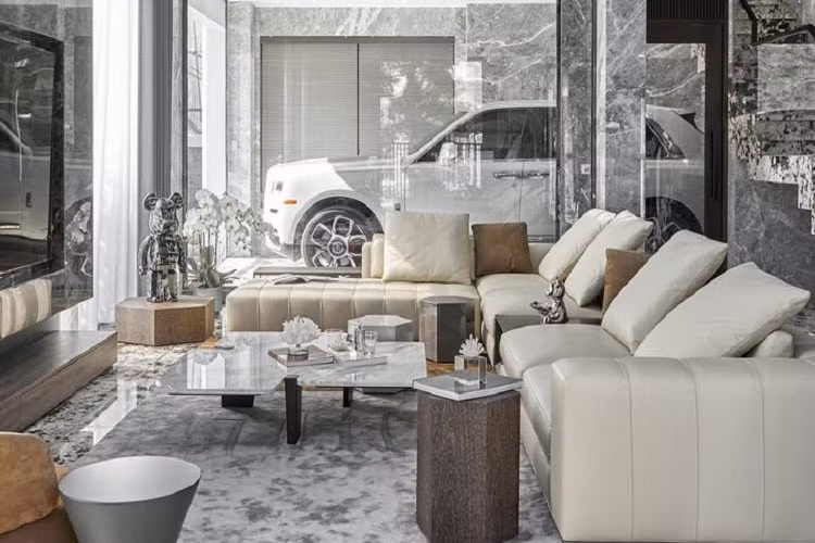 Thường xuyên có mặt trong garage để xe ở biệt thự rộng 700 m2 của CEO chuỗi cầm đồ F88, chiếc SUV siêu sang Rolls-Royce Cullinan có màu sơn trắng cùng nắp capô sơn màu bạc, sau cùng là xe có bộ mâm 5 cánh hoa sơn 2 màu tương phản của bản Black Badge.