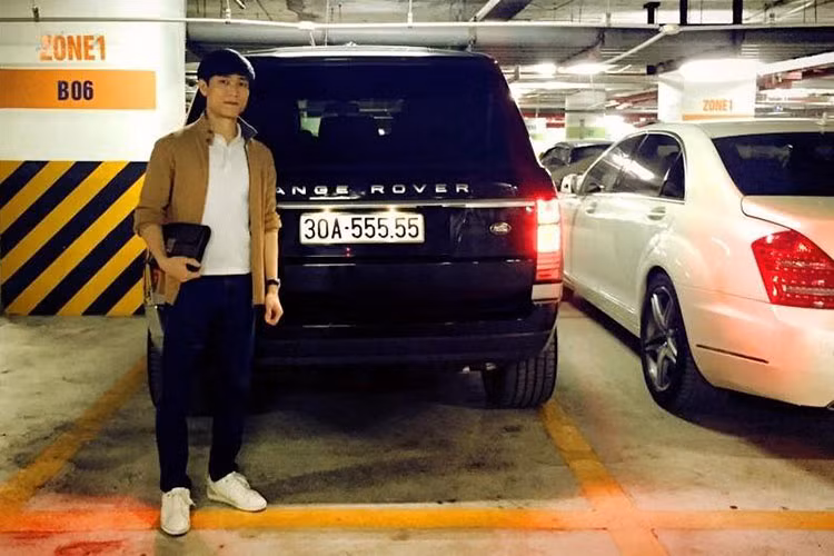 Ngoài chiếc SUV siêu sang Rolls-Royce Cullinan ra, ông chủ của chuỗi cầm đồ F88 còn hay di chuyển trên một chiếc xe SUV hạng sang Range Rover biển tứ quý 5 rất đẳng cấp và đắt tiền.