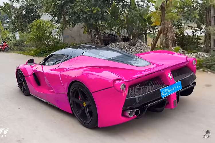 Nhìn từ bên ngoài, chiếc Ferrari LaFerrari của NHẾT TV gần như giống hoàn toàn với nguyên bản do nhà sản xuất siêu xe nước Ý sản xuất, từ thiết kế bên ngoài cho đến kích thước đều được sao chép một cách tỉ mỉ.