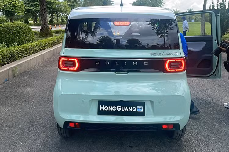 Với mức giá bán ra chỉ từ 239 triệu - 282 triệu, Wuling Hongguang MiniEV hiện không có đối thủ tại Việt Nam, kể cả về kích thước lẫn giá bán. Về ngoại hình, vóc dáng tổng thể của Hongguang MiniEV có nhiều đường nét vuông vức, gợi nhớ đến dòng xe kei-car của Nhật Bản.