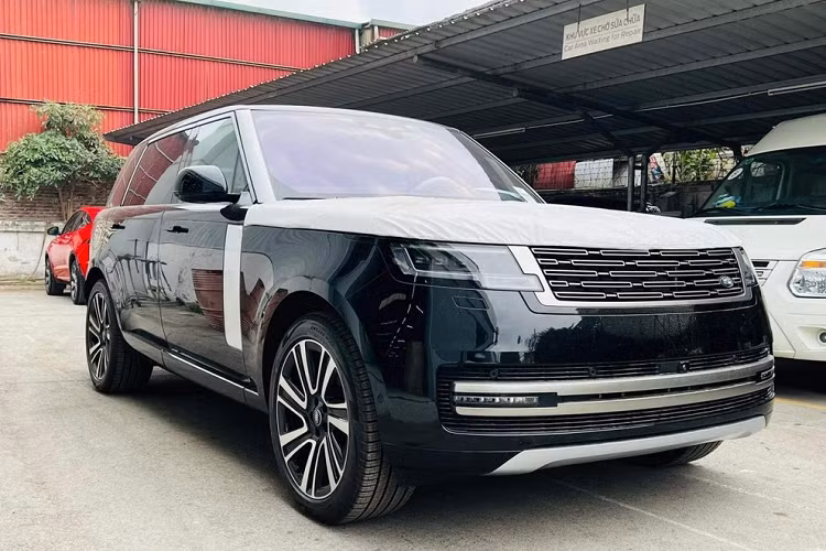 Chính vì điều này mà một chiếc SUV hạng sang Range Rover 2023 thế hệ mới nhất đang được 1 số "thương lái" rao bán với giá 12 tỷ đồng kèm thêm lời hứa xe mới tinh, có sẵn, nhập khẩu chính hãng và thuộc phiên bản SE LWB đã thu hút sự quan tâm của không ít người.
