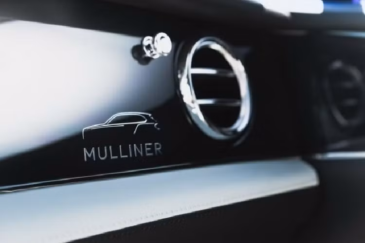 Ngoài ra, Bentayga EWB Mulliner còn có một số điểm nhấn nổi bật ở bảng điều khiển trung tâm như: chi tiết phay kim cương ba chiều, hoa văn mạ crôm Mulliner trên bệ trung tâm phía sau, đồng hồ Mulliner đặc biệt, đèn chiếu sáng kim cương Bentley và tính năng Bentley Diamond Illumination với hàng chục đèn phát sáng qua các lỗ nhỏ trên phần da của các cửa.