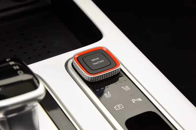 Cũng như cản trước, cản sau của mẫu SUV cỡ C này được trang trí bằng những chi tiết hình học màu đen. Thêm vào đó là cánh gió mui tích hợp đèn phanh nằm dọc ở chính giữa theo phong cách xe đua F1, 2 dải đèn nằm ngang trên cản sau và bộ khuếch tán gió. Ống xả của Hyundai Mufasa được giấu khá kín, tạo sự gọn gàng cho khu vực phía sau xe.