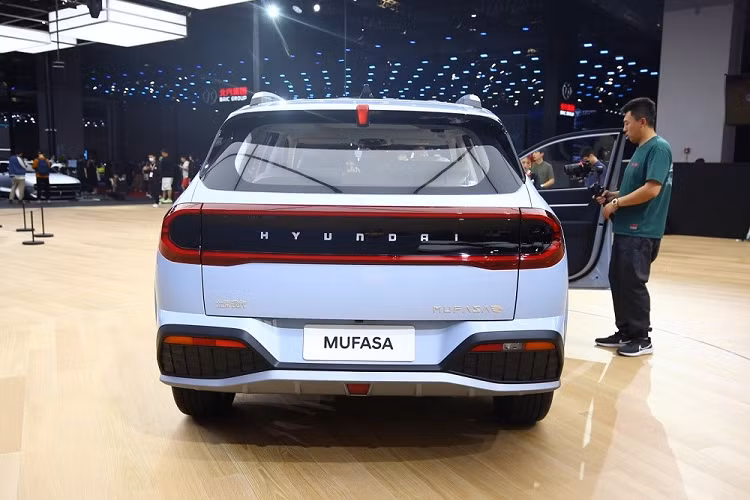 Ghế phụ lái của Hyundai Mufasa có thể gập phẳng xuống sàn và tích hợp bàn gấp ở lưng ghế. Ghế sau của xe gập theo tỷ lệ 60:40 và đi kèm cửa gió điều hòa riêng.