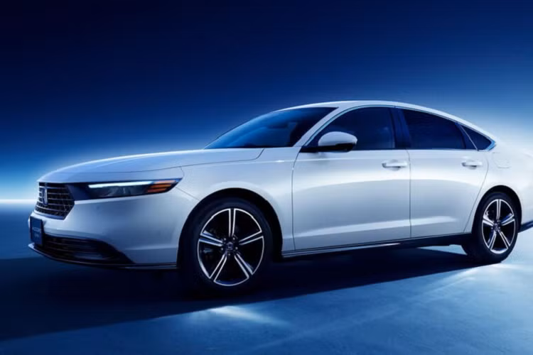 Honda Accord e:HEV 2024 sẽ dùng động cơ xăng 4 xi-lanh, hút khí tự nhiên, dung tích 2.0L, 2 mô-tơ điện và hộp số biến thiên vô cấp CVT. Hiện hãng Honda chưa công bố thông số động cơ của Accord 2024 phiên bản nội địa. Tuy nhiên, sẽ không bất ngờ nếu xe có thông số động cơ tương tự Honda Accord e:HEV ở những thị trường khác như Thái Lan. 