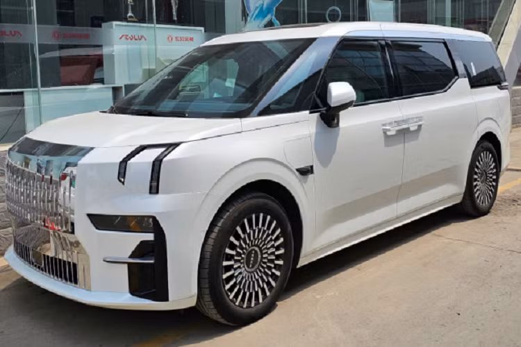 Con số tương ứng của phiên bản AWD dự kiến là 536 mã lực. Bên cạnh đó là 2 tùy chọn pin lithium ternary với dung lượng 116 kWh và 140 kWh, mang đến quãng đường di chuyển lần lượt 702 km và 822 km, theo chu trình thử nghiệm CLTC tại Trung Quốc. Dự kiến, Volvo sẽ bắt đầu mở cọc cho Volvo EM90 tại thị trường Trung Quốc vào cuối năm nay.