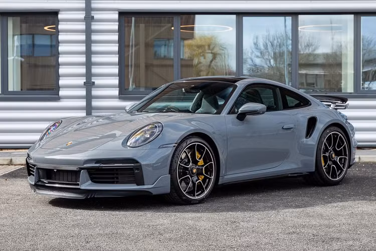 Theo đó, trong bản hợp đồng mà vị doanh nhân này đăng tải lên mạng xã hội có hé lộ rằng đây là một chiếc xe có ngoại thất màu ghi xám. Điều này trùng khớp với bài đăng của đại gia Hoàng Kim Khánh vào khoảng cuối tháng 2/2023, chia sẻ việc đã đặt mua chiếc Porsche 911 với tùy chọn màu sơn xám.