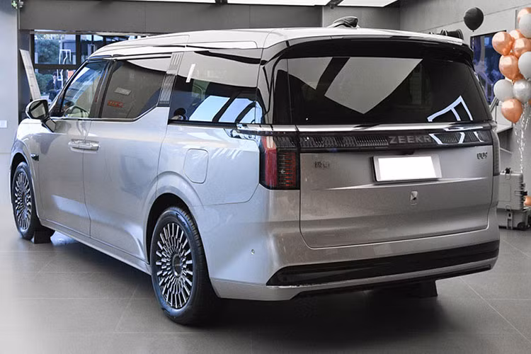 Ở bản thấp, Zeekr 009 dùng pin Kirin có dung lượng 116 kWh nên chạy được 702 km sau khi sạc đầy pin. Trong khi đó, bản cao cấp dùng pin 140 kWh, mang đến quãng đường di chuyển 822 km. Với bộ sạc nhanh DC, thời gian nạp pin từ 20 - 80% là 28 phút.