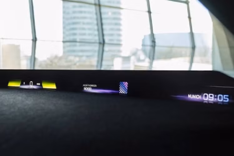 Phiên bản concept của BMW i Vision Dee đã từng được hãng xe Đức giới thiệu tại Triển lãm CES ở Las Vegas. Trong buổi ra mắt, hãng cũng từng chia sẻ, trên kính chắn gió của mẫu xe điện này sẽ luôn hiển thị những thông tin quan trọng như: tốc độ, thời gian và phương tiện nhờ cường độ ánh sáng cao hơn và độ tương phản trên vùng tối ở cạnh dưới của kính chắn gió.