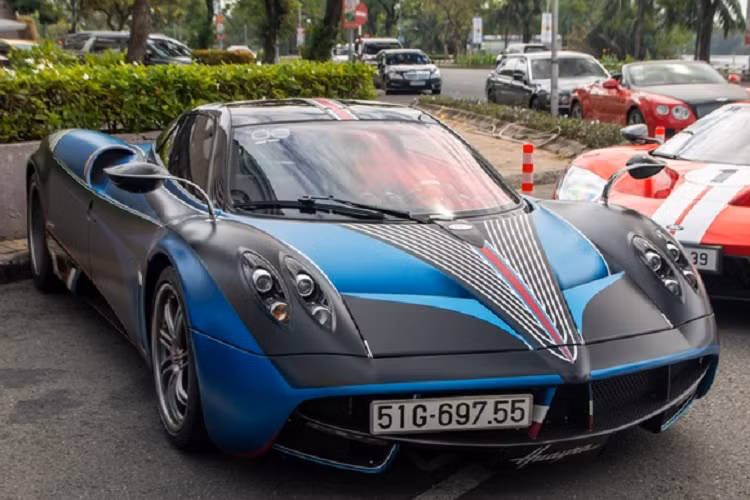 Chiếc cuối cùng trong bộ tứ siêu xe xuất hiện tại Quận 7 là Maserati MC20 do một đại gia Sài Gòn sở hữu. Có giá bán lên tới hơn 16 tỷ đồng, siêu xe sở hữu khối động cơ V6 3.0 lít tăng áp kép có sức mạnh lên tới 621 mã lực, đem đến khả năng tăng tốc 0-100 km/h trong 2,9 giây.