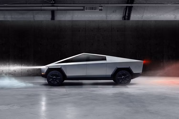 Bên cạnh đó, ông Musk còn nhấn mạnh vào thiết kế đặc biệt của xe: "Những chiếc xe bán tải hiện nay đều là bản nhái của một khuôn mẫu chung, nhưng Cybertruck lại có ngoại hình như thể được thiết kế bởi người ngoài hành tinh đến từ tương lai."