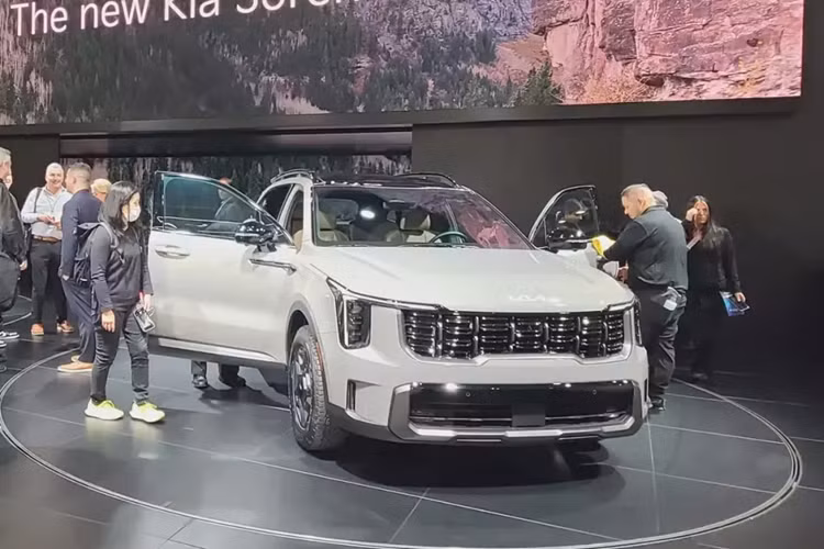 Nếu như Hyundai trình làng Santa Fe thế hệ mới tại triển lãm Ô tô Los Angeles 2023 thì Kia lại vén màn Sorento nâng cấp. Tương tự Hyundai SantaFe mới, Kia Sorento 2024 mới cũng được giới thiệu ở thị trường nội địa Hàn Quốc vào tháng 8 năm nay. Mỹ là thị trường thứ hai đón nhận mẫu SUV hạng trung này.