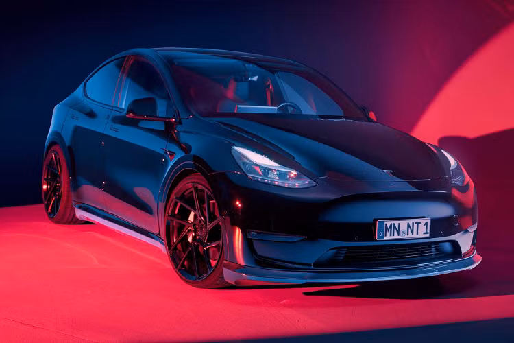 Chiếc Crossover Tesla Model Y chạy điện này được Novitec trang trí với các chi tiết khí động học, bộ mâm xe độ mới và cải tiến hệ thống treo, mang lại vẻ ngoài dữ dằn hơn, mạnh mẽ hơn so với mẫu xe nguyên bản vốn dĩ có thiết kế khá đơn giản.