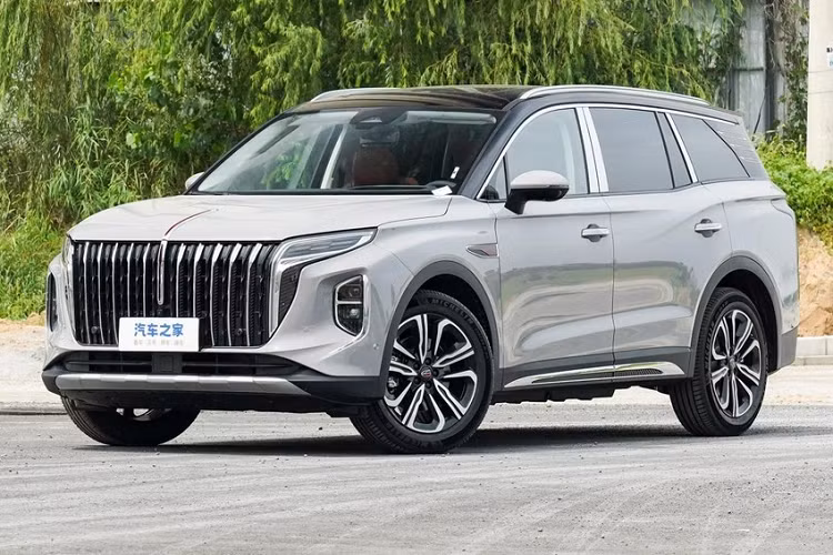 Vào ngày 1/8/2023, Hồng Kỳ đã chính thức thông tin về việc ra mắt mẫu xe HS7 thông qua việc mở bán trước đã bắt đầu diễn ra. Lần này, Hồng Kỳ HS7 thế hệ mới có tổng cộng 4 mẫu cấu hình sẽ được tung ra. Giá xe Hồng Kỳ HS7 2023 từ 259.800 nhân dân tệ đến 335.800 nhân dân tệ (tương đương 845 triệu đồng đến 1,09 tỷ đồng).