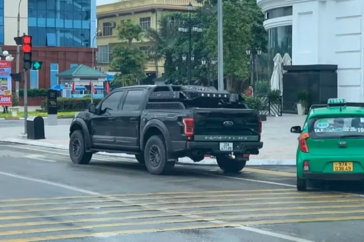 Lý do cho việc Ram 1500 TRX có giá đắt đỏ chính là bơm sức mạnh cho mẫu siêu bán tải được mệnh danh là nhanh nhất thế giới là trái tim Hemi xăng V8, siêu nạp, dung tích 6.2 lít với công suất tối đa 702 mã lực.