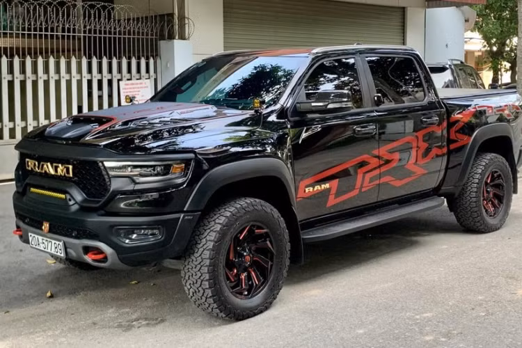  Ram 1500 TRX thế hệ mới - siêu bán tải có sức mạnh hơn nhiều siêu xe hay các siêu SUV, có giá bán mua được 6 chiếc bán tải Ford Ranger Raptor, điều này chứng tỏ nó chỉ dành cho các đại gia nhiều tiền.