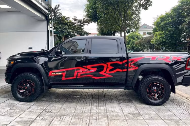 Mới đây, một chiếc siêu bán tải Ram 1500 TRX đã được đưa về garage của một đại gia tại Thái Nguyên. Không những vậy, Không những vậy, chiếc xe còn đeo biển số 20A-577.89 "sảnh tiến" nâng tầm giá trị.