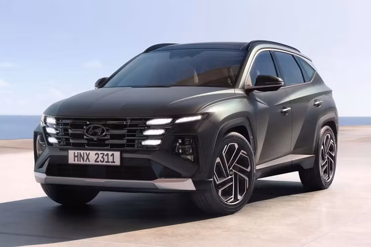 hần lưới tản nhiệt có thay đổi nhỏ và chi tiết ốp bảo vệ đèn màu đen tạo điểm nhấn cho phần đầu xe. Nội thất của mẫu xe SUV Hyundai Tucson 2025 khác biệt với thế hệ cũ, bởi mẫu xe này đã được làm lại toàn bộ khu vực bảng điều khiển.