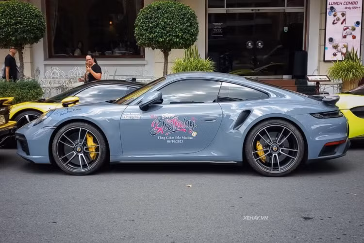 Theo đó, chiếc Porsche 911 Turbo S của Hoàng Kim Khánh thuộc bản Coupe, xe có màu sơn xám Arctic Grey, đi cùng nội thất màu đỏ rất hiếu chiến. Được biết, màu ngoại thất này là một trong 6 màu sơn đặc biệt được Porsche cung cấp cho Turbo S và có giá lên đến 196,2 triệu đồng.