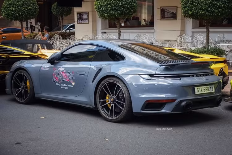 Porsche 911 Turbo S thế hệ 992 được trang bị cánh gió sau lớn hơn giúp tăng lực ép xuống đường khi xe chạy ở tốc độ cao. So với thế hệ trước, cản trước của 911 Turbo S đời 992 được tinh chỉnh đôi chút và có thêm hốc gió để cải thiện khả năng làm mát.