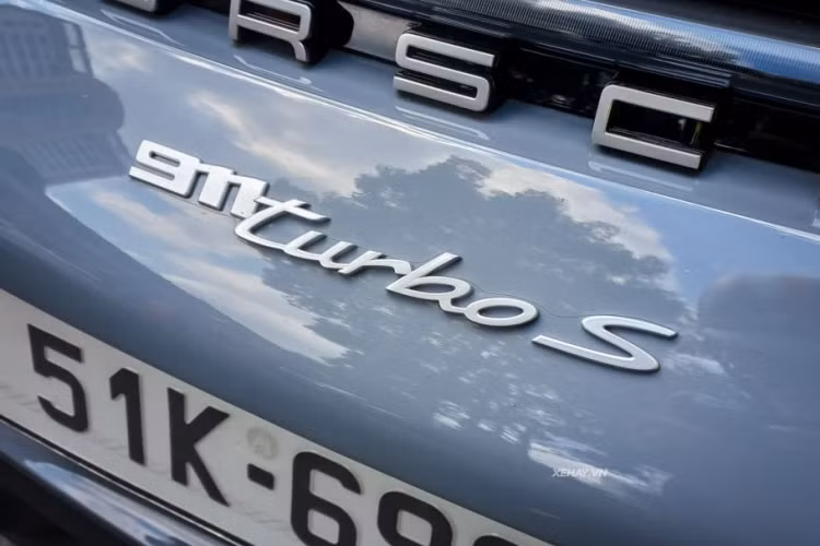 Là phiên bản mạnh nhất của dòng xe 911, Turbo S sở hữu những công nghệ hiện đại bao gồm: hệ thống treo thích ứng Porsche Active Suspension Management, vi sai chống trượt trung tâm và cho cầu sau, hệ thống kiểm soát khung gầm Porsche Dynamic Chassis Control, chức năng đánh lái bánh sau theo vận tốc, phanh gốm...