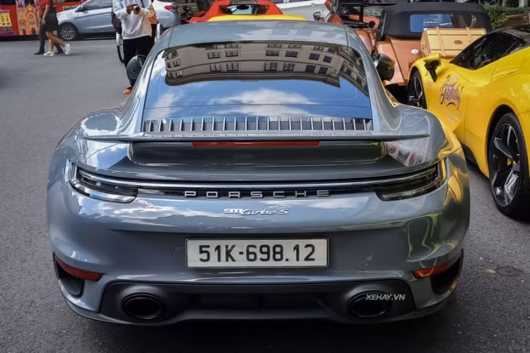 Nếu được trang bị gói hỗ trợ tăng tốc Sport Chrono, Porsche 911 Turbo S chỉ cần 2,7 giây (2,8 giây với bản Cabriolet) để đạt vận tốc 100 km/h từ trạng thái tĩnh. Vận tốc tối đa của xe là 330 km/h.