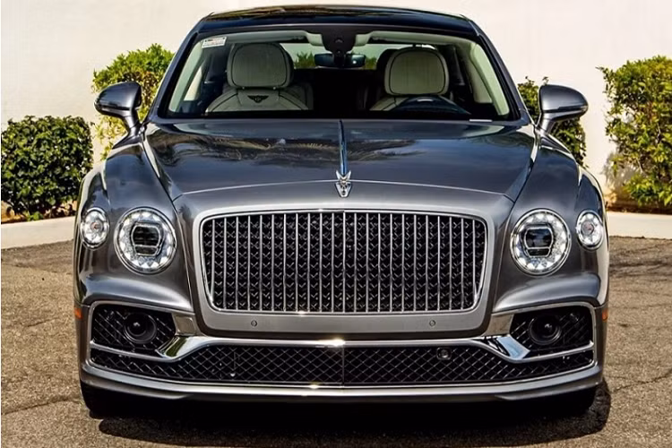  2. Bentley Flying Spur Đối thủ của xe siêu sang Mercedes-Maybach S680 không ai khác ngoài Bentley Flying Spur V8, cả 2 mẫu xe này đều phục phụ các nhà giàu nhưng Mercedes-Maybach S-Class có 1 mẫu xe giá khá tốt mà Bentley hay Rolls-Royce sẽ khó có thể tạo ra vì tính độc quyền cũng như thương hiệu mà họ tạo ra.
