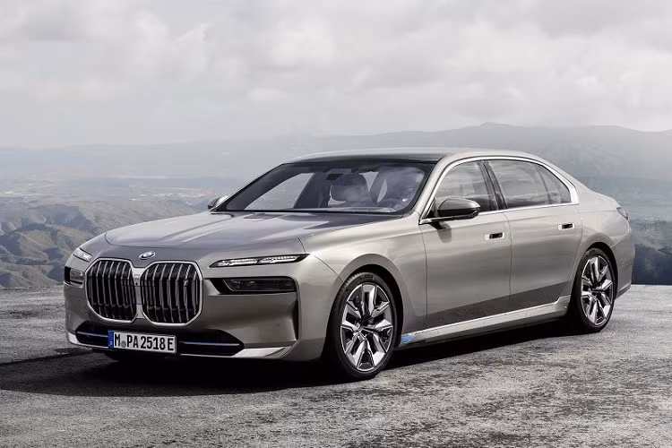  5. BMW i7 Vị trí thứ 5 của 10 chiếc xe có nội thất cực sang trọng trên thế giới bất ngờ gọi tên i7 của BMW thay vì Ghost của Rolls-Royce. Có vẻ như Hot Cars không muốn loại bỏ thương hiệu BMW vào 10 vị trí này nên đã đặt i7 ở con số 5, mẫu xe này chạy hoàn toàn bằng điện.