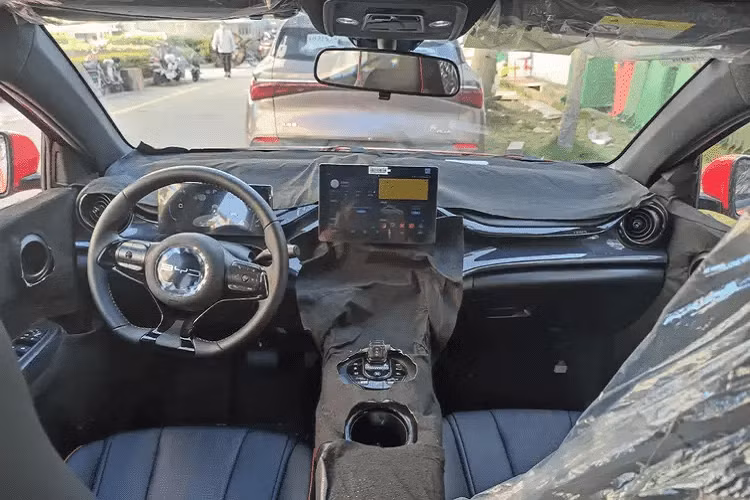 BYD e2 2023 sẽ được trang bị mô-tơ điện có công suất tối đa 70 kW (khoảng 95 mã lực). Đáng tiếc là thông tin về dung lượng pin và quãng đường di chuyển của xe sau khi sạc đầy pin vẫn chưa được công bố.