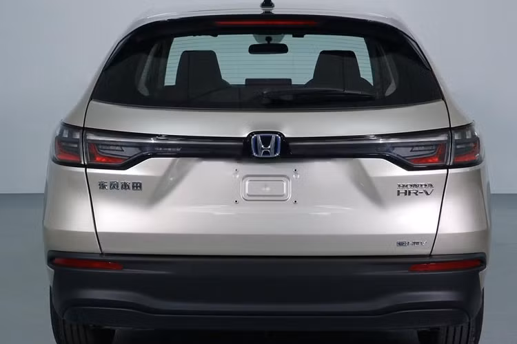 Cụ thể, Dongfeng Honda HR-V 2023 mới sở hữu chiều dài 4.569 mm, chiều rộng 1.840 mm, chiều cao 1.621 mm và chiều dài cơ sở 2.655 mm. So với GAC Honda HR-V, xe dài hơn 238 mm, rộng hơn 50 mm, cao hơn 41 mm và chiều dài cơ sở tăng 45 mm.Không chỉ dài rộng hơn, Dongfeng Honda HR-V còn có thiết kế ngoại thất không giống GAC Honda HR-V.