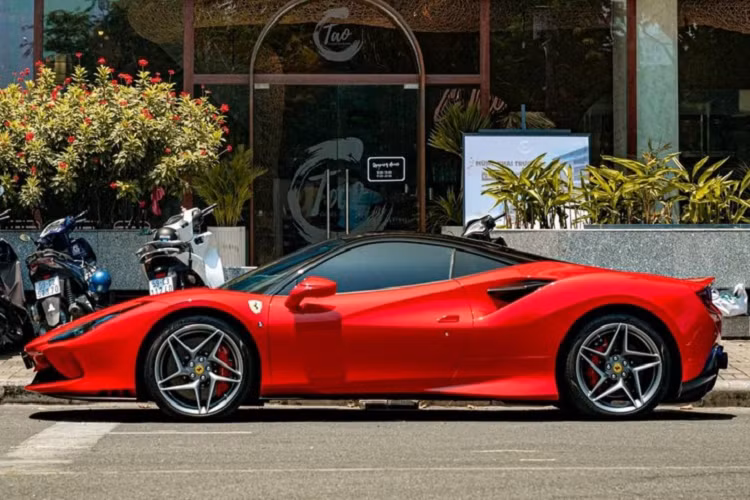 Chiếc Ferrari SF90 Spider này được Cường Đô la đặt mua chính hãng với màu sơn ngoại thất và nội thất mang tông màu xanh, trong đó, ở bên ngoài xanh nhạt hơn so với khoang lái, điểm nhấn của xe này chính là việc logo mang ý nghĩa của Cường Đô la và Đàm Thu Trang.
