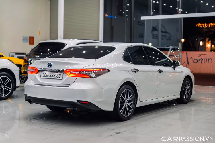 Động cơ của xe gồm một máy xăng 2.5L hút khí tự nhiên, cho công suất 176 mã lực và 221 Nm mô-men xoắn. Đi kèm với đó là một mô-tơ điện sản sinh 88 mã lực và 202 Nm mô-men. Phiên bản Camry Hybrid được trang bị hộp số vô cấp CVT.