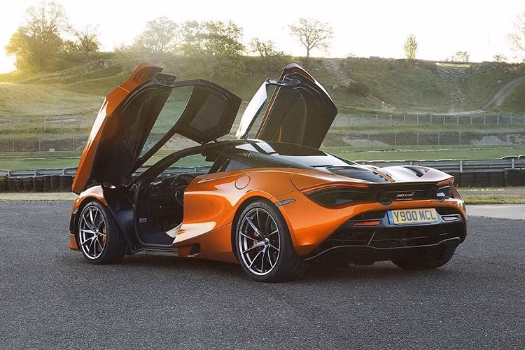 Cảm giác phấn khích, độ chính xác, linh hoạt và phản hồi phi thường mà McLaren 750S mang lại cho người lái được thể hiện rõ ràng ngay cả ở tốc độ thấp chính là yếu tố chủ chốt tạo nên hiệu suất năng động của chiếc xe. Với trọng lượng chỉ 1.389 kg (DIN), nhẹ hơn 30 kg so với 720S chính là một ví dụ rõ ràng cho sự cống hiến hết mình của McLaren hướng đến kỹ thuật giảm nhẹ trọng lượng.