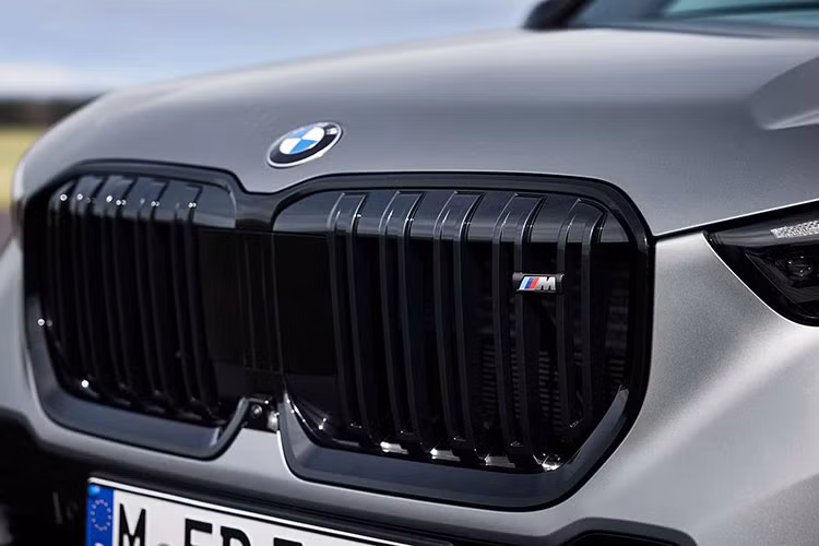 BMW X1 M35i xDrive 2023 được trang bị cản trước/sau hầm hố hơn, lưới tản nhiệt hình quả thận M với các nan kép nằm dọc và 4 ống xả phía sau với đường kính 80 mm. Thêm vào đó là hàng loạt chi tiết ngoại thất màu đen, giúp xe trông khỏe khoắn hơn.