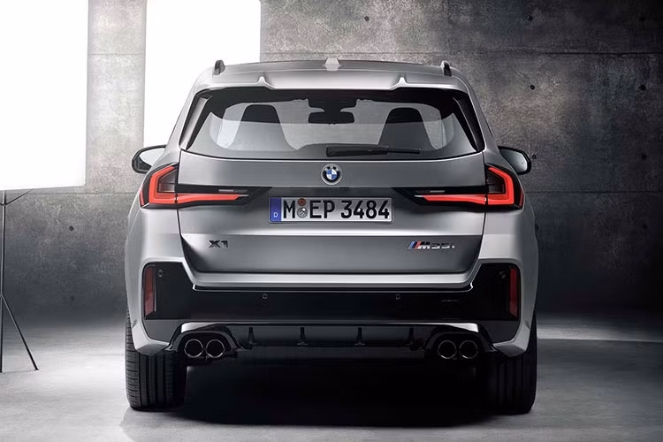 Theo đó, mẫu xe SUV BMW X1 M35i xDrive 2023 được trang bị động cơ xăng 4 xi-lanh, tăng áp kép, dung tích 2.0L với 2 mức sức mạnh. Ở thị trường châu Âu, động cơ cho công suất tối đa 296 mã lực trong khi con số tương ứng ở Mỹ là 312 mã lực.
