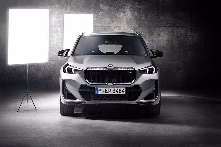 Mẫu SUV hạng sang cỡ nhỏ BMW X1 thế hệ thứ 3 đã được bổ sung phiên bản hiệu suất cao mới mang tên M35i xDrive. Được định vị là phiên bản cao cấp nhất của dòng xe này, BMW X1 M35i xDrive 2023 mới sở hữu khối động cơ ấn tượng bên dưới nắp ca-pô.