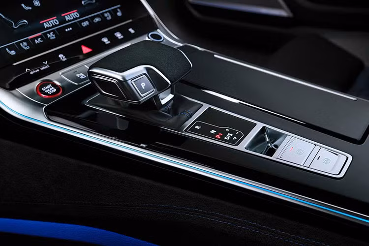 Nhờ đó, khối lượng RS6 Avant Performance chỉ còn 2.090 kg, trong khi RS7 Performance chỉ còn 2.065 kg, đều nhẹ hơn bản tiêu chuẩn 8 kg. Ngoài ra, việc loại bỏ vật liệu chống ồn cũng giúp âm thanh động cơ V8 tăng áp kép truyền vào trong khoang lái nhiều hơn, tạo cảm giác phấn khích.