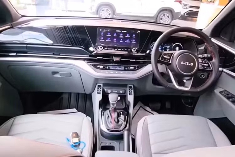 Vành la-zăng của Kia Carens X-Line vẫn có đường kính 16 inch và thiết kế 5 chấu kép như các phiên bản thấp hơn. Nằm phía sau bánh trước là cùm phanh sơn màu bạc. Tương tự ngoại thất, nội thất của Kia Carens X-Line cũng được điều chỉnh với cách phối 2 màu tương phản cùng viền chỉ màu cam ở một số khu vực.