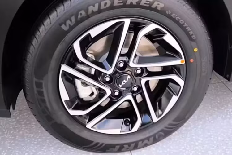 Chưa hết, Kia Carens X-Line còn có những chi tiết ngoại thất màu đen bóng làm điểm nhấn như lưới tản nhiệt, nẹp trên cản trước/sau, viền của vành la-zăng và baga nóc. Bên cạnh đó là những chi tiết mạ crôm như nẹp vắt ngang đầu xe và viền cửa sổ để ngoại hình của xe không bị nhàm chán.
