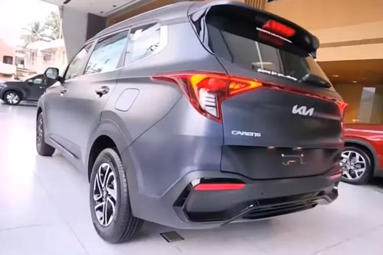 Được định vị như phiên bản cao cấp nhất trong dòng MPV này tại Ấn Độ, mẫu xe MPV Kia Carens X-Line gây ấn tượng bằng màu sơn ngoại thất xám nhám Matte Graphite mới. Màu sơn này chỉ dành riêng cho bản X-Line, mang đến vẻ ngoài thể thao và khỏe khoắn hơn.