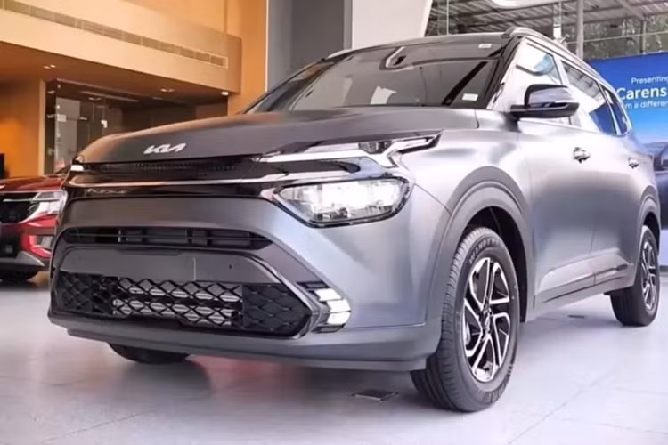 Tại thị trường Ấn Độ, mức giá xe Kia Carens X-Line khởi điểm từ 1,894 triệu Rupee (khoảng 551 triệu đồng) cho bản máy xăng và 1,944 triệu Rupee (565 triệu đồng) cho bản máy dầu. Sẽ không ngạc nhiên nếu Kia Carens ở Việt Nam cũng được bổ sung phiên bản X-Line trong tương lai. Hiện mẫu xe Kia Seltos tại Việt Nam đã có phiên bản X-Line.