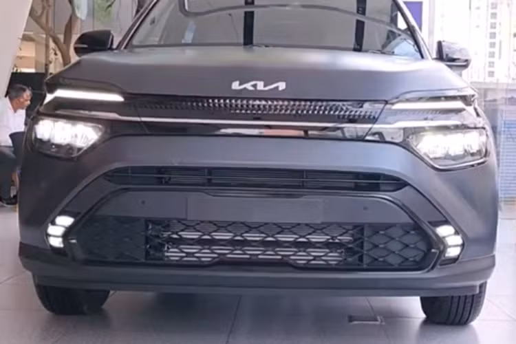 Những trang bị đáng chú ý còn lại của Kia Carens X-Line mới bao gồm vô lăng tích hợp lẫy chuyển số thể thao, bảng đồng hồ kỹ thuật số, màn hình cảm ứng trung tâm 10,25 inch, hệ thống âm thanh Bose 8 loa, cửa sổ trời và tính năng làm mát ghế trước. Nằm bên dưới nắp ca-pô của Kia Carens X-Line là 2 tùy chọn động cơ.