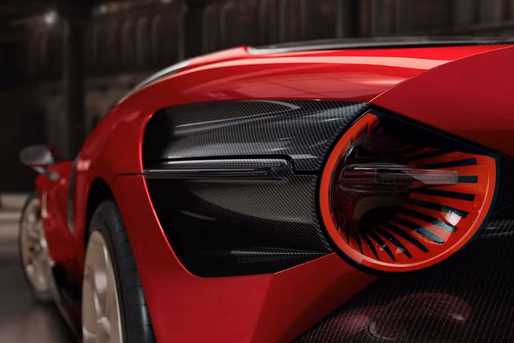 Bất kể dùng loại động cơ nào, 33 Stradale vẫn có khả năng tăng tốc từ 0-100km/h trong vòng chưa đầy 3 giây và đạt tốc độ tối đa 333km/h. Sức mạnh dừng của nó được cung cấp bởi đĩa gốm carbon Brembo và thiết lập phanh kích hoạt điện tử, trong khi hệ thống treo bao gồm cấu hình tay đòn kép với bộ giảm chấn chủ động và hệ thống nâng trục trước.
