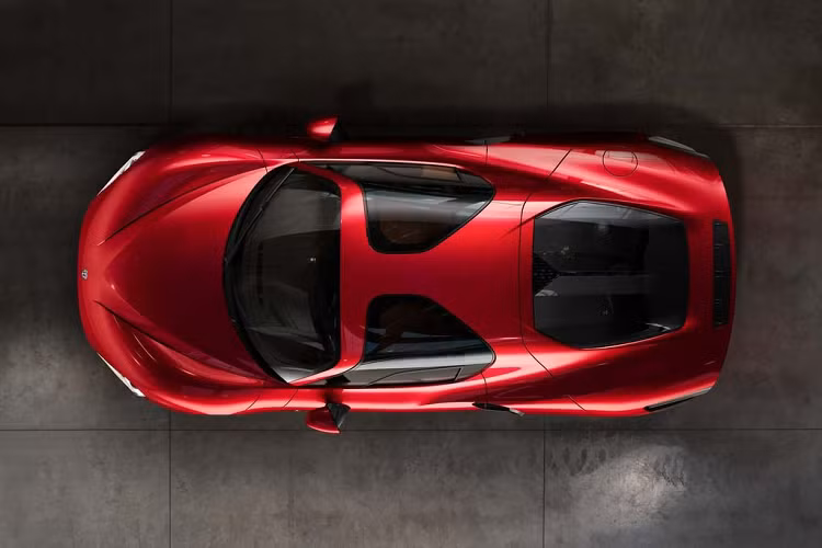 Di chuyển ra phía sau, Alfa Romeo 33 Stradale 2024 gây ấn ượng với cụm đèn hậu dạng tròn cỡ lớn kết hợp với họa tiết chữ V, tạo nên một tổng thể vừa cổ điển nhưng cũng không kém phần hiện đại. Cuối cùng là khuếch tán gió bằng sợi carbon và cụm ống xả thể thao dạng kép.
