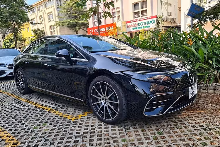 Cần lưu ý chiếc Mercedes-Benz EQS 450+lên sàn xe cũ Việt Nam này mang biển số LD, vì vậy người mua cần phải hoàn tất thủ tục sang tên, đóng lệ phí trước bạ và đổi biển theo quy định, thay vì chỉ cần ký giấy ủy quyền hoặc mua bán xe rồi giữ nguyên biển số (nếu cùng tỉnh, TP) như mua bán những dòng xe cũ thông thường.