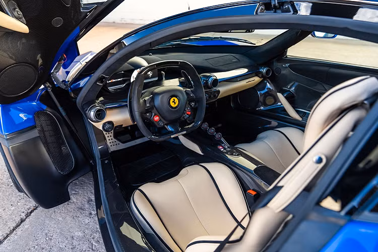 Các chi tiết nội thất được chế tác từ sợi carbon, Alcantara, da thật cao cấp...