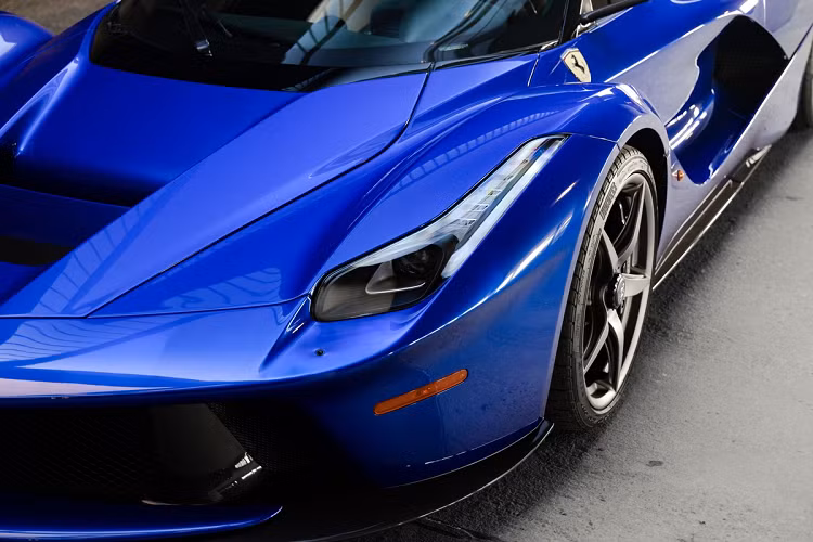 Đây cũng là mẫu Ferrari đầu tiên không do Pininfarina thiết kế kể từ sau chiếc Dino 308 GT4 đời 1973, vốn được nhà thiết kế Bertone chấp bút.