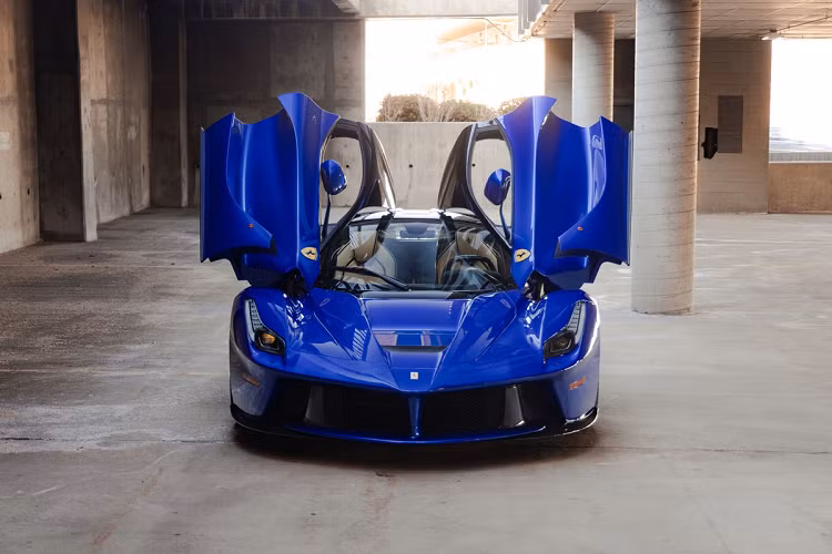 Tại sự kiện Arizona 2023 do RM Sotheby's tổ chức, chiếc Ferrari LaFerrari siêu hiếm sở hữu phối màu độc nhất thế giới sẽ được đấu giá. Chiếc xe từng thuộc sở hữu của doanh nhân Greg Whitten.
