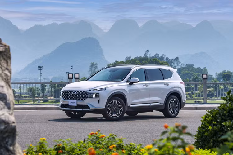 Vào đầu tháng 10/2023, Hyundai TC Motor đã điều chỉnh giá bản của mẫu SUV cỡ D Santa Fe. Ở thời điểm đó, Hyundai SantaFe Hybrid 2023 mới có giá bán mới là 1,299 tỷ đồng, giảm tới 151 triệu so với giá niêm yết trước đó.